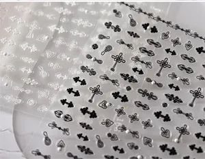 Vue détaillée des stickers ongles nœuds chinois avec perles en relief sur fond blanc