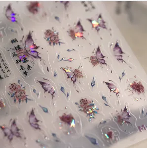 Vista macro de pegatinas holográficas de mariposas para uñas con flores y acabado láser