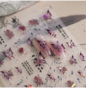Detalle macro de pegatinas para uñas holográficas láser con patrones de rosas y mariposas