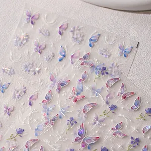 Adesivi per unghie con farfalle olografiche, fiori viola e dettagli in lamina d'oro