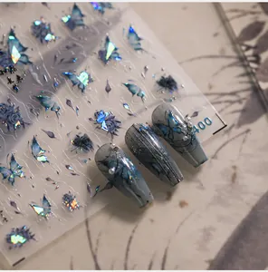 Detalle macro de pegatinas de uñas de mariposa azul con efecto láser 3D en puntas de uñas