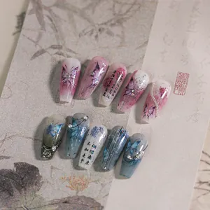 Uñas postizas estilo chino con mariposas, rosas, perlas 3D y arte de caligrafía