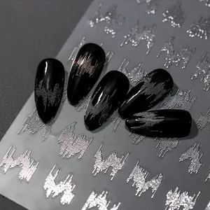 Macro d'autocollants pour ongles cœur argent laser avec effet miroir sur ongles noirs