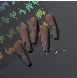 Macro d'autocollants holographiques ondulés sur ongles mats pour le design d'ongles