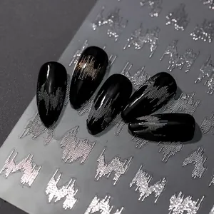 Autocollants laser argentés à motifs de vagues sur de longs ongles noirs pointus