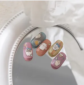 Vista de detalle de pegatinas de uñas 5D con lindos conejos y estrellas de dibujos