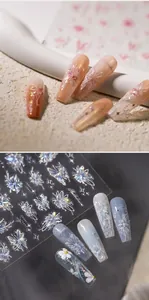 Detaillierte 3D-Schmetterling und Blumen Nagelaufkleber mit Laser-Hologramm-Effekt auf Nägeln