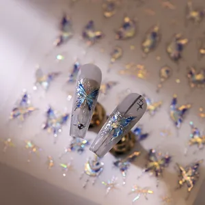Faux ongles trapèze faits main avec papillons bleus 3D aurora et strass étincelants