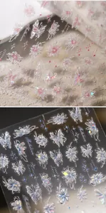 Details von irisierenden 3D-Nagelstickern mit holografischen Schmetterlingen und Blumen