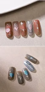 Macro-opname van vlinder en ster metalen bedeltjes op cat-eye gradiënt kunstnagels