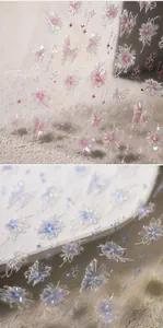 Makroansicht von 3D-Nagelstickern mit geprägten Schmetterlings- und Blumenmustern in Iris