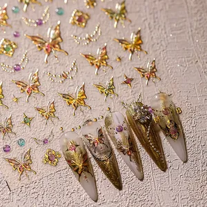 Autocollants d'ongles papillon doré avec texture métallique 3D et motifs étoilés