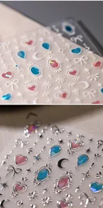Macro-opname van 3D-nagelstickers met vlinders en sterren in holografische afwerking