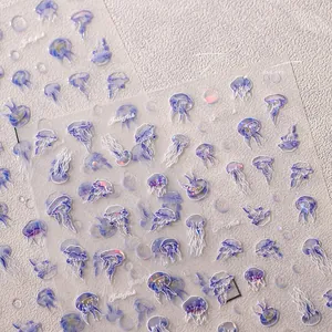 Gros plan d'autocollants pour ongles méduse irisés avec finition laser holographique bleue