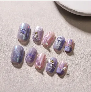 Vue macro d'ongles press-on dégradés violets avec méduses 3D et détails perles