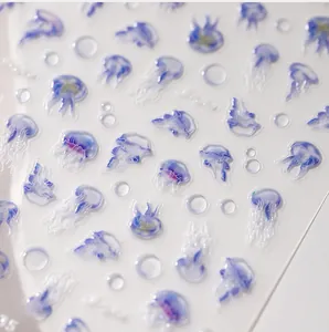 Vue macro d'autocollants 3D méduse pour ongles avec texture résine violette et bleue