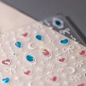 Holografische nagelstickers met gouden vlinder- en sterpatronen op PET-folie