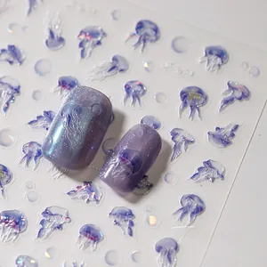 Détail macro de stickers ongles méduses 3D avec motifs holographiques violets et bleus