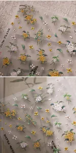 Makroaufnahme von 3D-geprägten Osmanthus-Nagelaufklebern mit eleganten Goldrändern und Textur