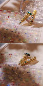 Détail macro de stickers holographiques pour ongles avec gemmes colorées et dorures