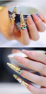 Faux ongles dorés ornés de pierres précieuses et perles dans un style de cour vintage