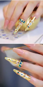 Gros plan détaillé de stickers à ongles style baroque avec strass colorés et accents dorés