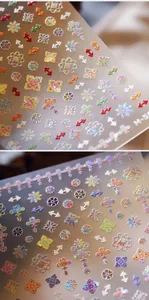 Détail macro d'autocollants holographiques pour ongles avec motifs floraux et géométriques