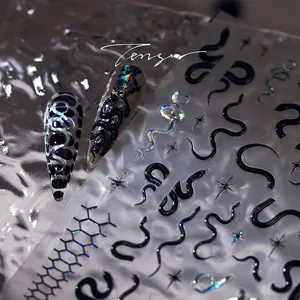 Macro d'autocollants 3D pour ongles à motif serpent laser avec relief doré et noir