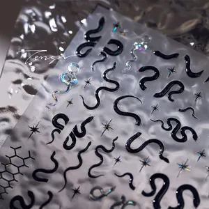 Détail macro de stickers 3D à reliefs pour ongles avec motifs serpent et étoile en laser