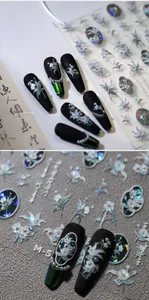 Détail des stickers d'ongles 3D en relief avec fleurs à l'encre et perles sur ongles longs