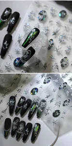 Détail du sticker nail art M-534 avec perles 3D et fleurs laser sur ongles noirs