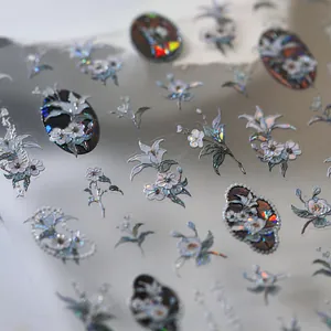 Autocollants nail art holographiques avec motifs de fleurs et papillons irisés à l'encre