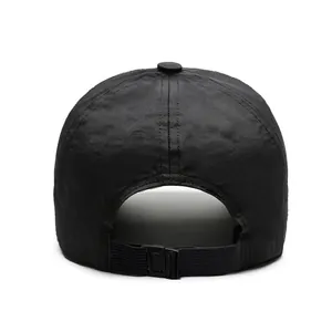 Achteraanzicht van een zwarte sneldrogende lichtgewicht baseballcap met verstelbare riem