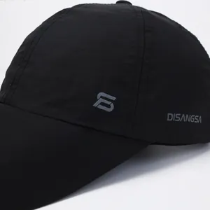 Lichte zwarte sneldrogende baseballpet met zijlogo voor sport en bescherming tegen de zon
