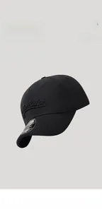 Détail d'une casquette noire avec broderie et autocollant de taille argenté