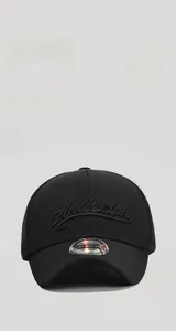 Détail de la casquette noire avec broderie 3D et étiquette laser de taille