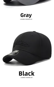 Détail de casquette de baseball à bord court noire et grise avec broderie et autocollant
