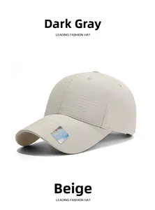 Detailansicht der beige Kappe mit feiner Kreuzgitterstruktur und holografischem Aufkleber