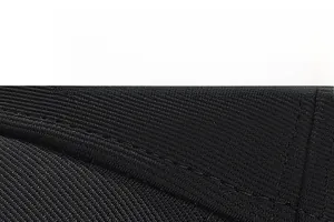 Vue macro du tissu en maille noire montrant la texture et les coutures renforcées
