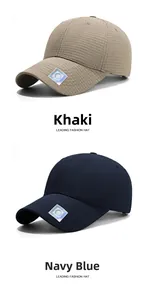 Detailansicht der khakifarbenen und marineblauen Basecaps mit Karomuster und Logo
