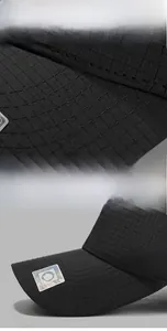 Makroansicht der schwarzen Basecap mit Gitterstruktur und holografischem Aufkleber-Detail