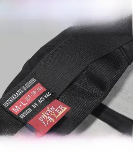 Détail du bandeau élastique et de l'étiquette de taille M-L 57-58CM dans la casquette noire