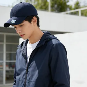 Dunkelblaue karierte Baseballkappe und leichte Kapuzenwindjacke für Herren im Freien