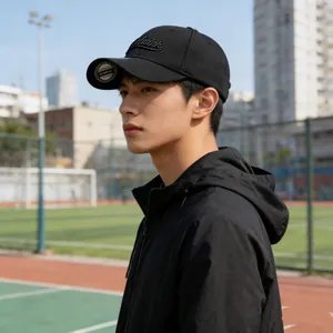 Casquette de baseball noire classique avec broderie 3D portée par un modèle en extérieur