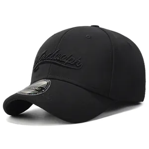 Casquette baseball noire classique avec broderie Mackalph 3D vue sous un angle de 45°