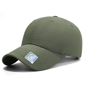 Olivgrüne Ripstop-Basecap mit kariertem Muster, Hardtop und Hologramm-Sticker am Schirm