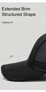 Detail der 8 cm langen Krempe an schwarzer Baseballkappe für Sonnenschutz und Formgebung