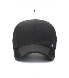 Détail de casquette de baseball noire à séchage rapide avec logo SPORTS blanc sur le côté