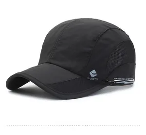 Détail des coutures en maille respirante et du logo sport sur casquette noire à séchage rapide