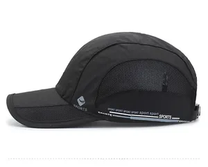 Vue latérale de la casquette de sport noire séchage rapide avec mesh et logo argent